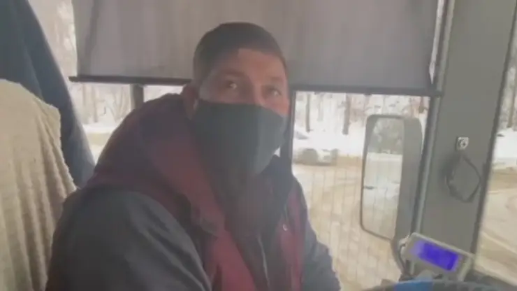 Мобилизованный из Красноярска вернулся после ранения с СВО и работает водителем автобус