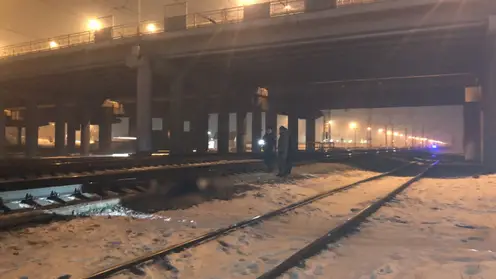 В Красноярске мужчина, собиравший цветной металл вблизи ж/д путей, погиб под поездом
