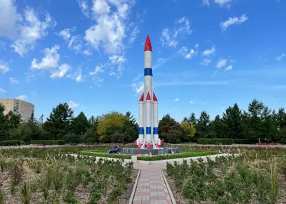 В Красноярске в сквере «Космонавтов» обновляют ракету