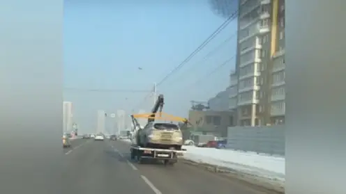 Эвакуатор прокатился по выделенной полосе на улице Шахтеров в Красноярске