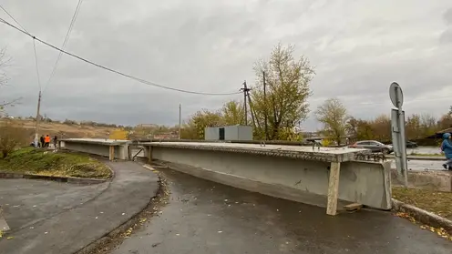 К сломанному мосту через Качу в Красноярске доставили новые пролеты
