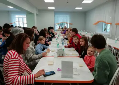 В Красноярске повара 11 лицея накормили более 100 родителей и детей школьными завтраками и выпечкой