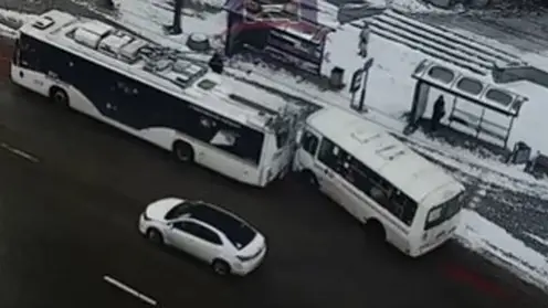 В Красноярске пассажиры пострадали в ДТП с автобусом и троллейбусом
