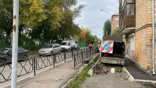 В Красноярске на ул. Толстого установили двойной забор