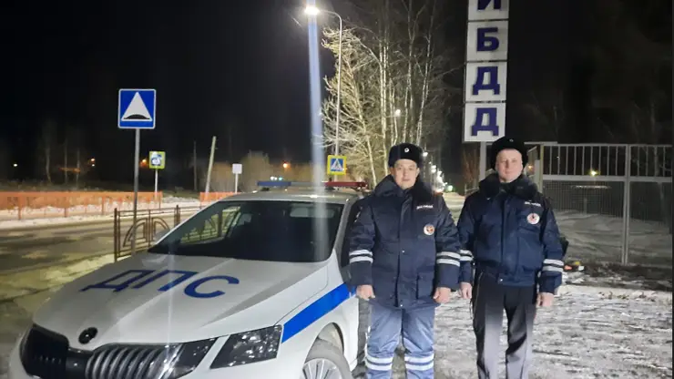 В Иркутской области сотрудники ГИБДД помогли замерзающим в машине людям