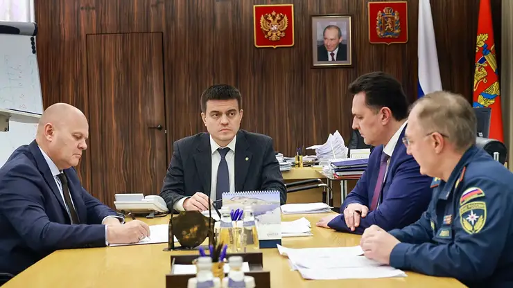 Губернатор Михаил Котюков поручил держать на постоянном контроле вопросы электроснабжения, освещения и отопления