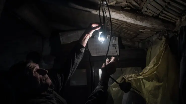 Более 11 000 человек из-за сильного ветра остались без света в Новосибирске