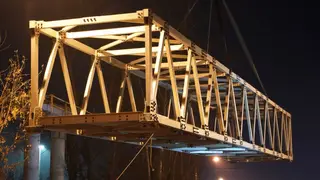 В Красноярске на Семафорной появилась первая часть будущего пешеходного моста