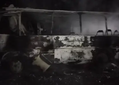 В Томской области автобус с вахтовиками въехал в лесовоз и загорелся
