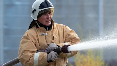 Пожарные из Хабаровска спасли 14 человек из горящего дома