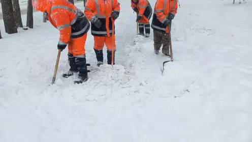 Более 100 рабочих убирали улицы Красноярска в снег и метель 8 марта