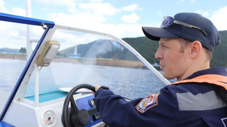 На Камчатке спасатели МЧС России вызволили из сетей пассажиров катера