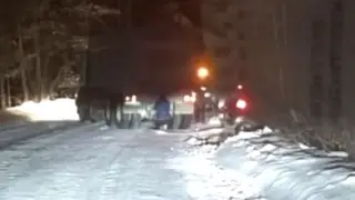 В Назаровском районе семье с младенцем помогли вытащить машину из сугроба