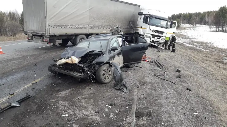 В Уярском районе 39-летняя автоледи столкнулась с КамАЗом и погибла