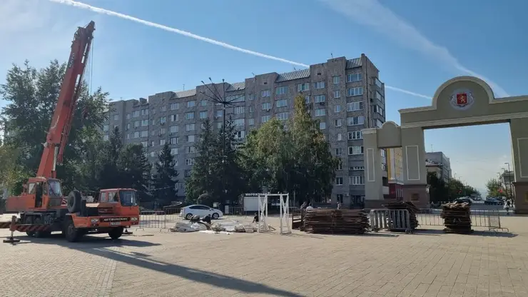 В Красноярске началась установка ледового катка на площади Мира