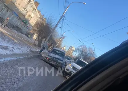 В Красноярске на ул. Аэровокзальной машина провалилась в яму