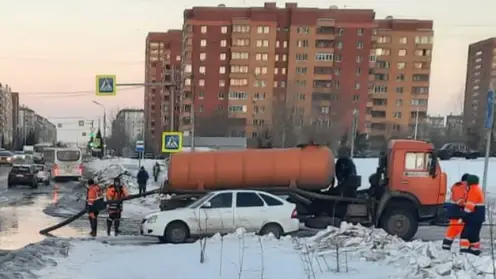 В Красноярске для движения транспорта перекрыли проезд на участке от ул. Алексеева, 1 до перекрестка с ул. Водопьянова