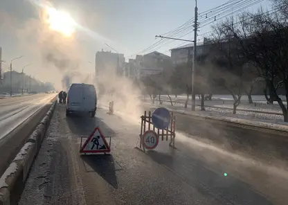 На улице Тотмина в Красноярске порвало трубопровод