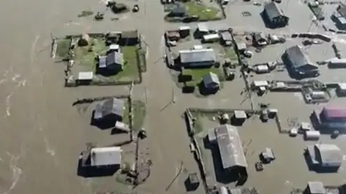 В Якутии из-за прорыва дамбы вода затопила Верхоянск