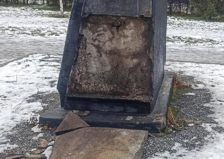 В Кузбассе вандалы сломали памятник героям