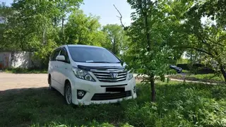 В Хабаровске водителям напоминают о запрете парковки на газонах