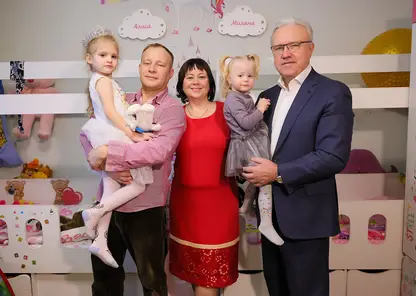 Губернатор Александр Усс помог семье с двумя приёмными детьми получить новую квартиру