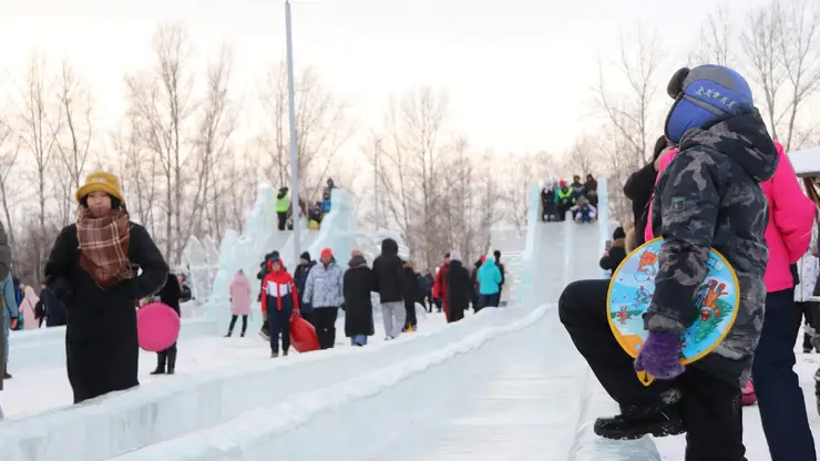 В Красноярске на острове Татышев открыли ледовый городок