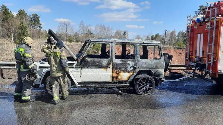 На трассе под Красноярском сгорел уходивший от погони Mercedes