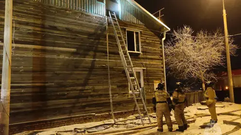 3 человек спасли пожарные из горящего брусового дома на ул. Лесной в Красноярске