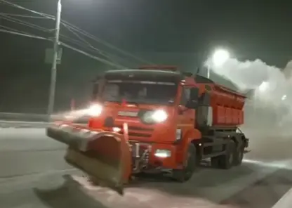 96 единиц спецтехники вышли на борьбу со скользкими дорогами в Красноярске