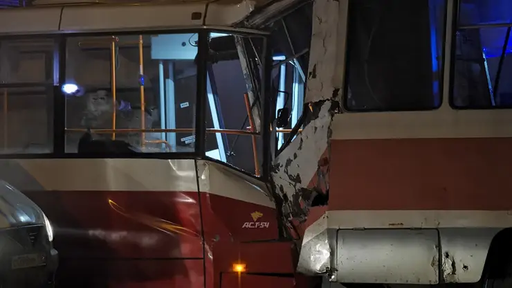 В Новосибирске 15 человек пострадали при столкновении двух трамваев