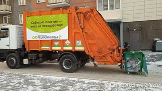Два новых специальных мусоровоза для сбора пластиковых отходов появились на левобережье Красноярска