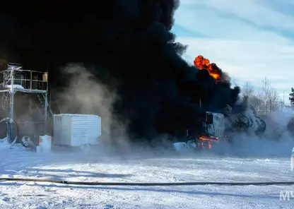 В Иркутской области в промышленном массиве воспламенился бензовоз и железнодорожные цистерны