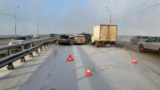 В Красноярске на Октябрьском мосту произошло два ДТП