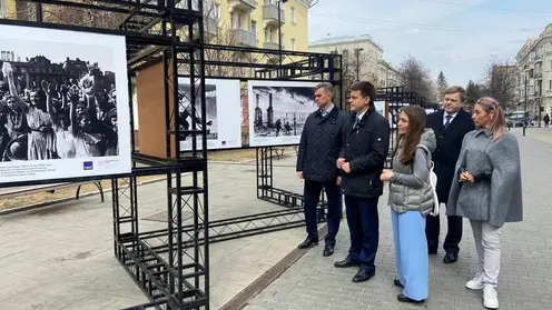 В Красноярске в сквере Дзержинского открылась фотовыставка «Мы этой памяти верны»