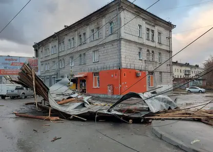 В Новосибирске ураганный ветер сорвал крышу с общежития