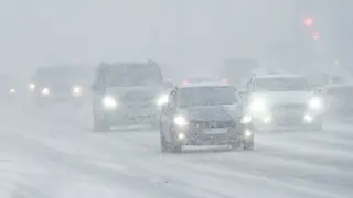 С красноярских дорог за ночь вывезли 16,5 КамАЗов снега