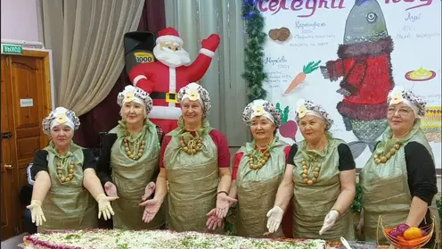 Пенсионеры из Хабаровска приготовили селедку под шубой массой 30 кг