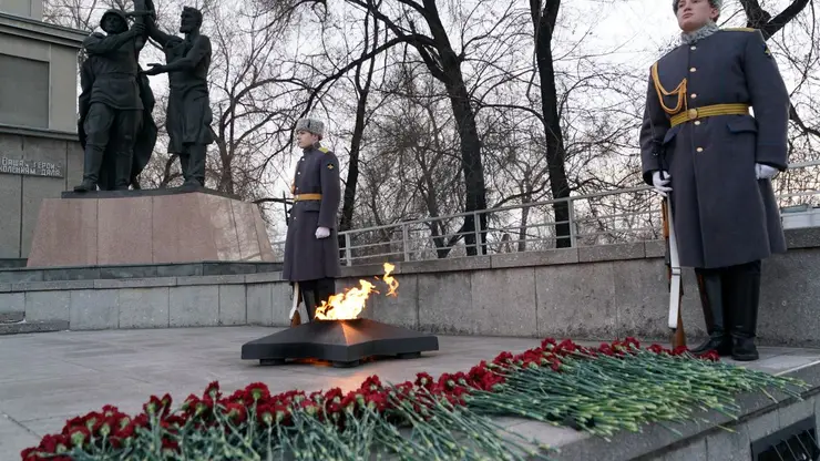 В Красноярске в День Героев Отечества прошла церемония возложения цветов к Вечному огню