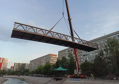 В Красноярске на реке Кача поставили новый пешеходный мост