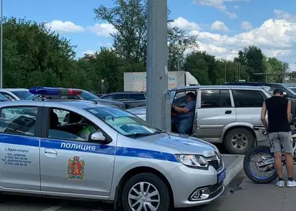 В Красноярске водитель мотоцикла врезался в иномарку и сбил пенсионерку