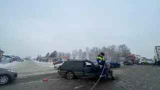 Три человека пострадали в результате аварии четырех автомобилей на трассе в Емельяновском районе
