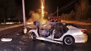 В Железногорске двое мужчин угнали автомобиль такси, попали в ДТП и чуть не сгорели