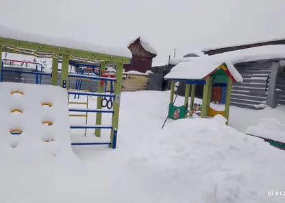Жители поселка в Кемерово жалуются на заваленные снегом детские площадки