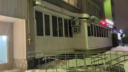 В Оренбурге мужчина получил тяжелую травму из-за падения наледи с крыши дома