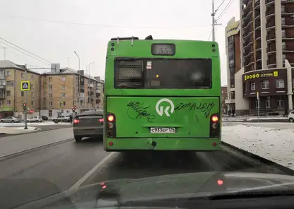 Жителей Красноярска просят помочь в борьбе с вандализмом в общественном транспорте и на остановках