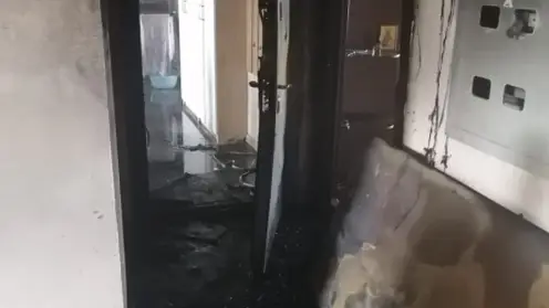 В Красноярске мужчина поджёг дверь квартиры
