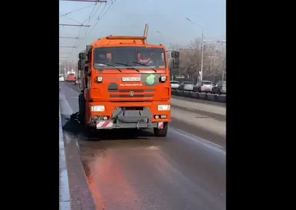 Большие дорожные пылесосы вышли на уборку улиц Красноярска