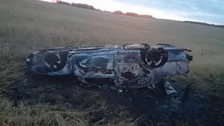 В Красноярском крае автомобиль на трассе улетел в кювет и загорелся