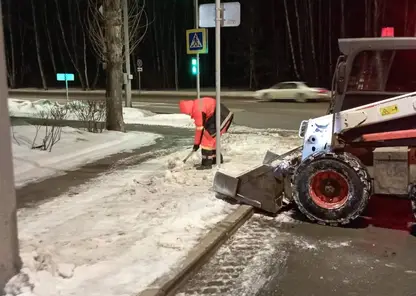 В Красноярске за ночь дорожники вывезли более 260 КамАЗов снега